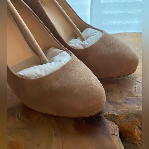 Nine West Natural Suede Heels NEW with box - Picture 2 of 9